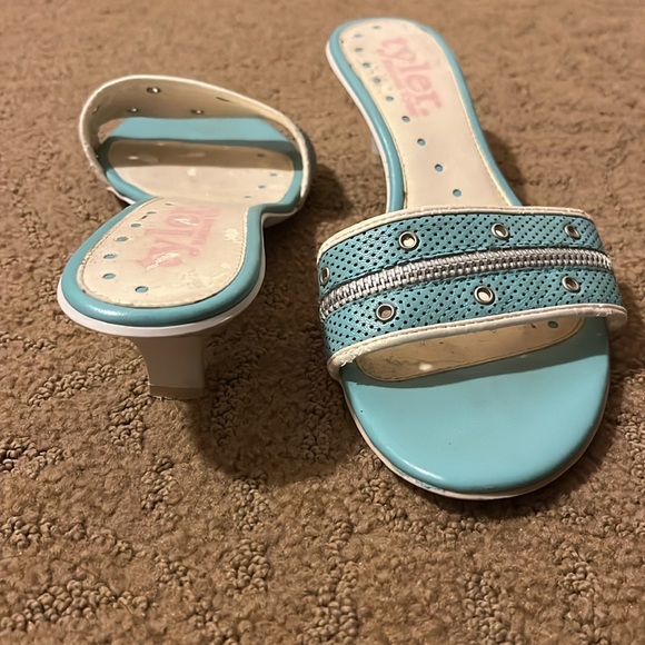 RICHARD TYLER
Kitten Heel Mules pale blue kitten heels - size 38 - Picture 2 of 6